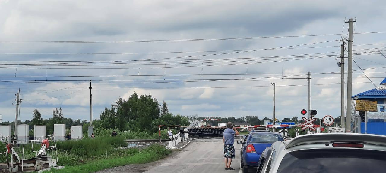 КамАЗ снёс барьер на железнодорожном переезде и врезался в грузовой поезд под Новосибирском