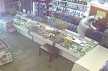 Фото: Разбойное нападение на сотрудницу магазина в Кемерове попало на видео 1
