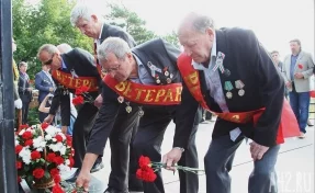 Кемеровчане возложили цветы к монументу «Память шахтёрам Кузбасса»