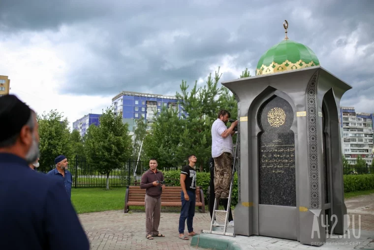 Фото: Новую памятную стелу установили на проспекте Ленина в Кемерове 6