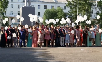 Фото: В Кемерове 2396 одиннадцатиклассников попрощались со школой 1