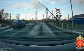 В Кемерове нарушители ПДД попали на видео на ж/д переезде: их оштрафовали