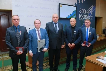 Фото: В Кузбассе наградили врачей, спасших пострадавших в ДТП шахтёров 1