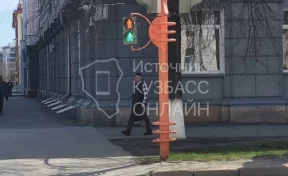 В Кемерове светофор у площади Советов начал показывать красный и зелёный свет одновременно