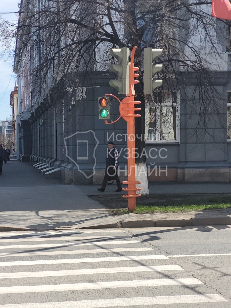 В Кемерове светофор у площади Советов начал показывать красный и зелёный свет одновременно