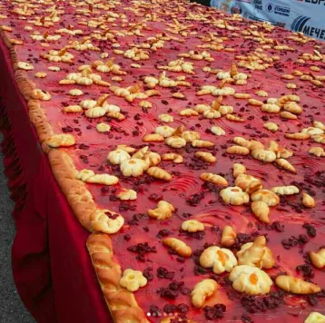 Фото: Самый большой в России: в Осинниках испекли 419-килограммовый вишнёвый пирог 1