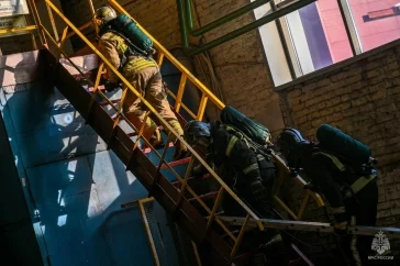 Фото: В Кузбассе пожарные «спасли» рабочего в цеху с 8-метровой высоты 2