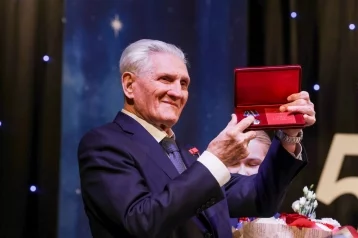 Фото: Мэр Прокопьевска поздравил Бориса Волынова с вручением ордена Гагарина 1