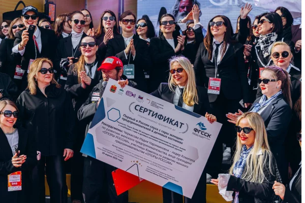 Женщины-предприниматели установили всероссийский рекорд: спуск на лыжах и сноубордах в деловых костюмах в Шерегеше