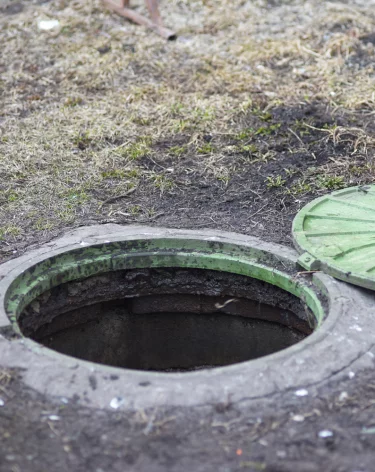 В Новокузнецке 4-летняя девочка провалилась в открытый колодец: ей выплатят 30 тысяч рублей