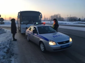 Фото: В Кузбассе междугородный автобус сломался на трассе 1