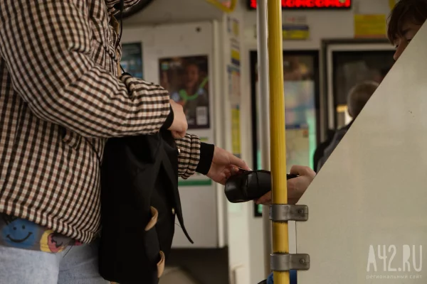 Соцсети: в Кемерове кондуктор автобуса вытряхнула на пол вещи пассажира