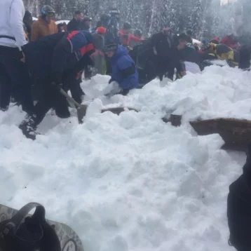 Фото: Сошедший с крыши снег завалил туристов в Шерегеше 1