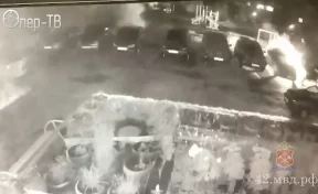 Появилось видео пожара в двух автомобилях в Новокузнецке