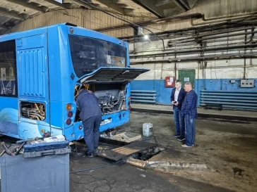 Фото: «Ситуация на предприятии сложная»: власти Новокузнецка рассказали о ремонте и недовыпуске на линию автобусов 2