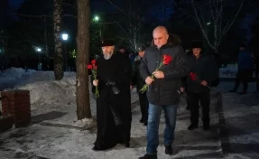 Губернатор возложил цветы в посёлке Грамотеино в память о погибших в шахте «Листвяжная»