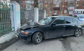 В Кузбассе водитель-бесправник на BMW влетел в забор лицея