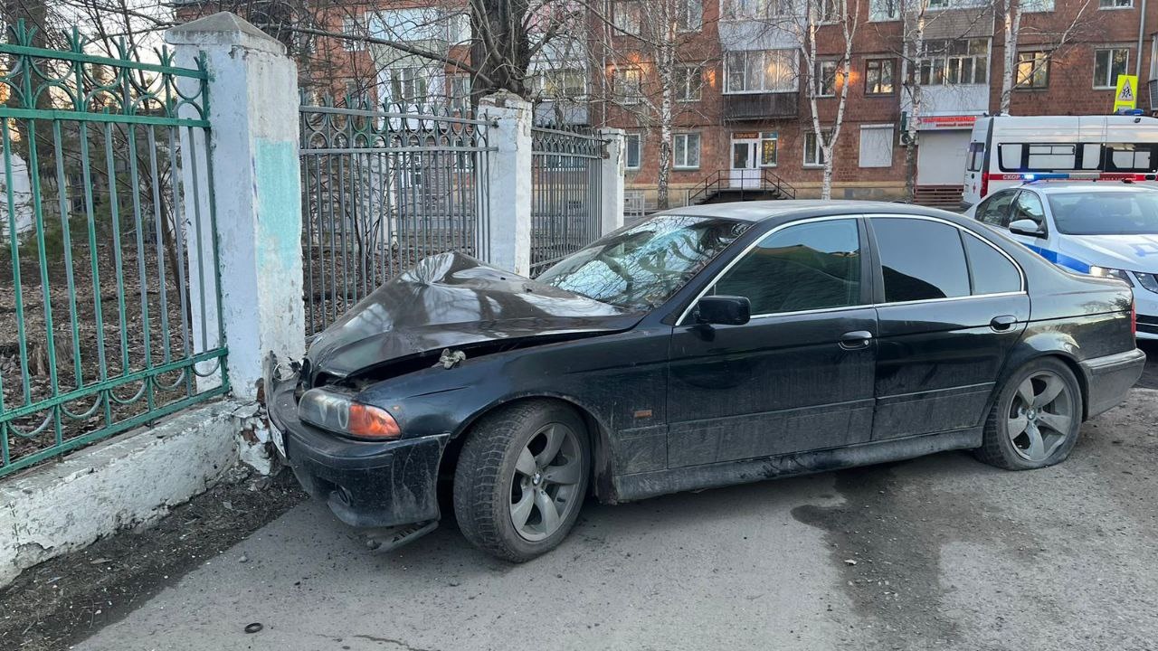 В Кузбассе водитель-бесправник на BMW влетел в забор лицея
