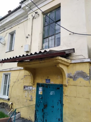 Фото: В Кузбассе жильцы дома пожаловались на разрушающийся подъезд 1