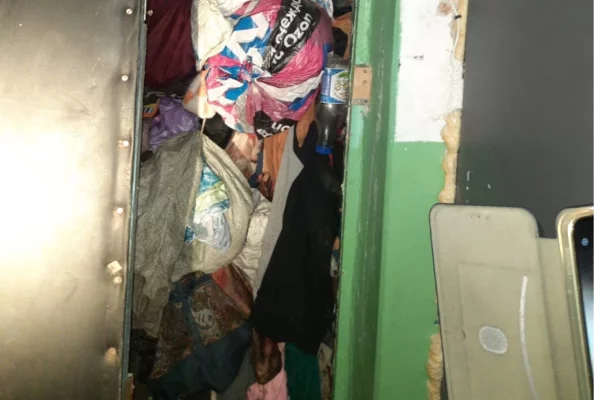 В Уфе спасатели помогли женщине, застрявшей в квартире с хламом