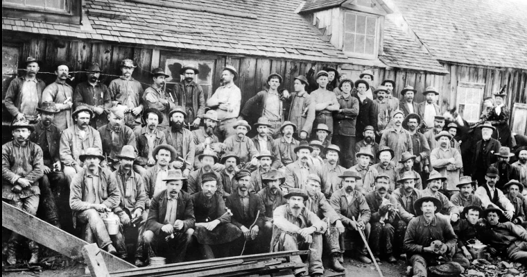 Рабочие на руднике Трейд-Доллар в Силвер-Сити, штат Айдахо. Хейвуд стоит седьмым слева, 1890-е годы