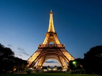 Фото: Подсветку Эйфелевой башни в Париже изменили в поддержку прав женщин 1