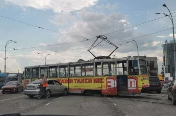 Фото: В Кемерове из-за ДТП трамвай заблокировал дорогу 1