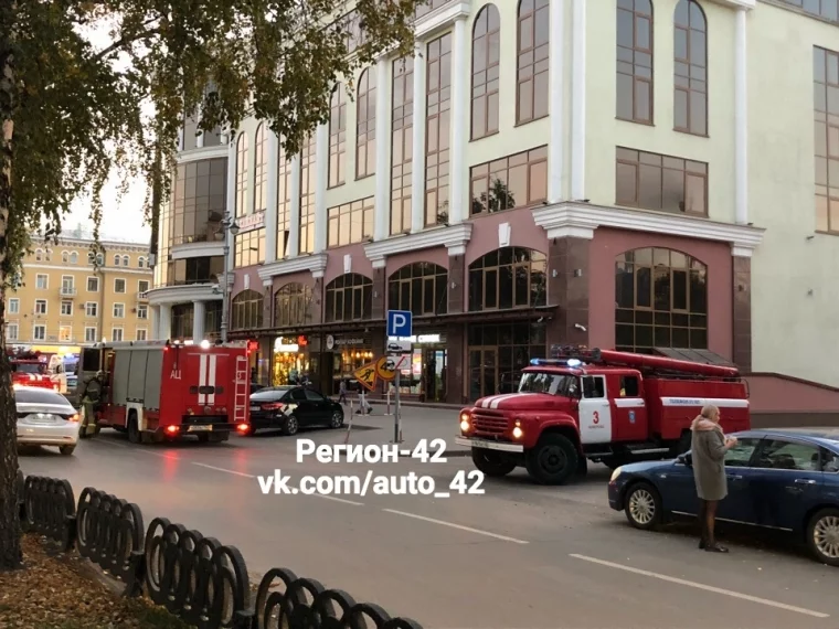 Фото: Восемь пожарных машин: в Кемерове случилось ЧП в бизнес-центре 2