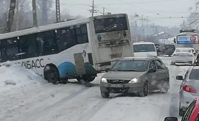 В Кемерове автобус с пассажирами вылетел в кювет