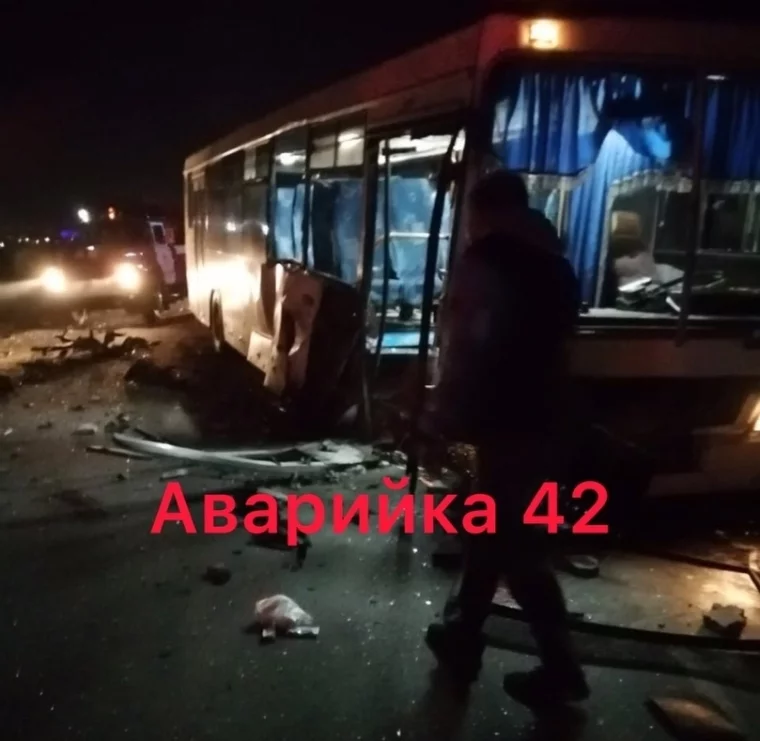 Фото: На кузбасской трассе произошло жёсткое ДТП с автобусом 2