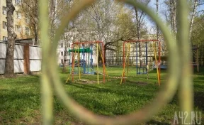 «Падают на асфальт и травмируются»: кузбассовцы заметили опасную детскую площадку