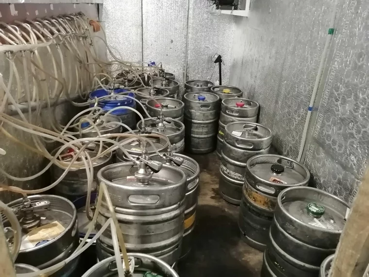 Фото: В Кузбассе полиция изъяла из магазина более 850 литров пива 2