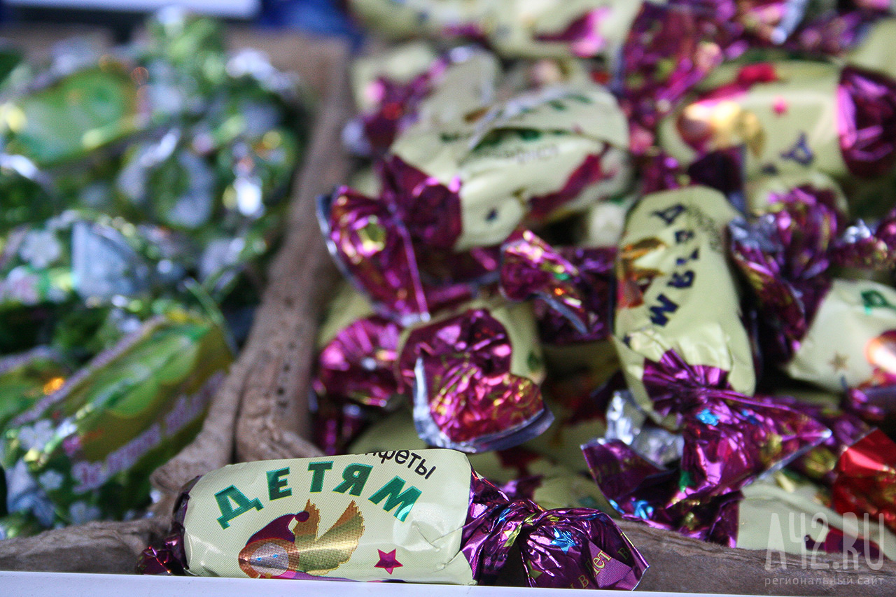 «Купили целый мешок конфет с мясом»: кузбассовцы пожаловались на шоколад с личинками