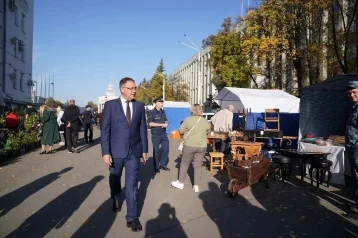Фото: «Взял продукты к столу»: Илья Середюк прошёл по рядам ярмарки в Кемерове 1