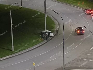 Фото: В Кемерове водитель ВАЗа врезался в столб на новом кольце 1