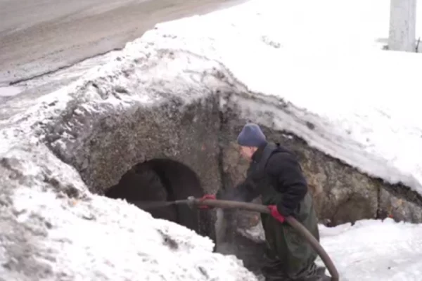 В Юрге начали промывать водопропускные трубы для защиты от подтопления