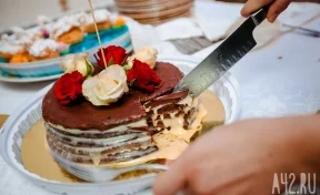 Соцсети: кузбассовец купил торт с железным предметом внутри