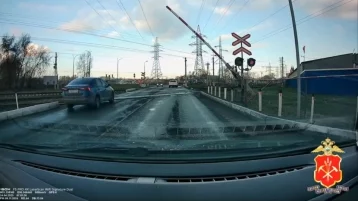 Фото: В Кемерове нарушители ПДД попали на видео на ж/д переезде: их оштрафовали 1