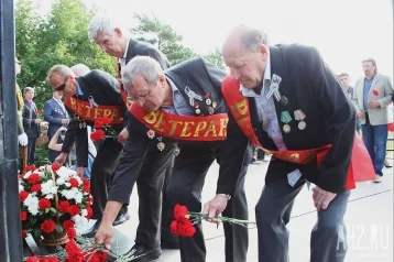 Фото: Кемеровчане возложили цветы к монументу «Память шахтёрам Кузбасса» 1