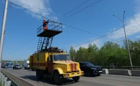 Власти Кемерова: на Кузбасском мосту приступили к демонтажу контактной троллейбусной сети