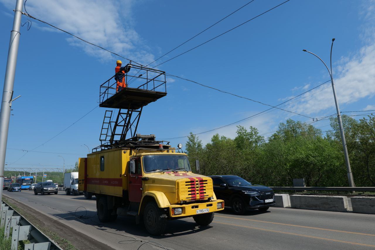 Власти Кемерова: на Кузбасском мосту приступили к демонтажу контактной троллейбусной сети