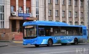 В кузбасском городе автобус вышел на линию с ободранными сидениями