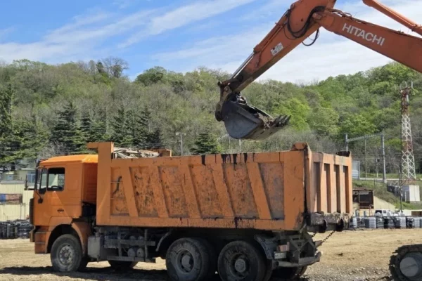 В Туапсе нефтепродукты собирают из воды экскаваторами