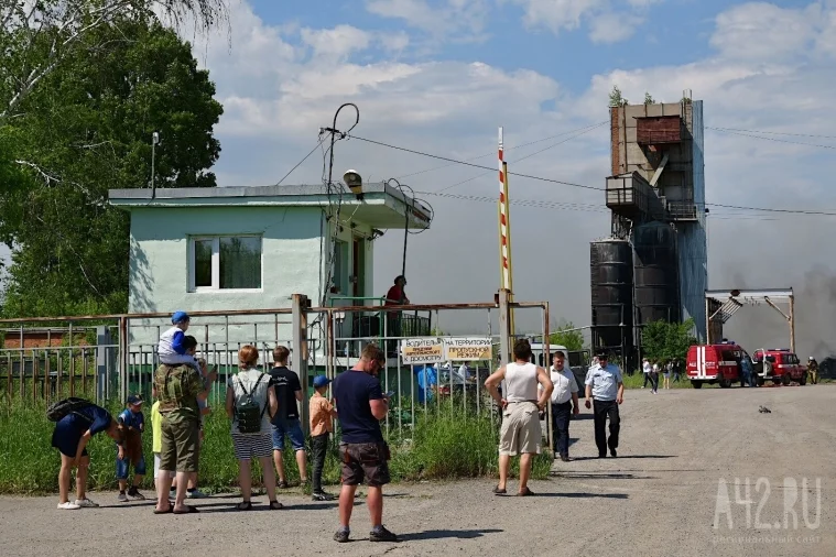 Фото: В Кемерове произошёл пожар на заводе по производству битумной крошки 18