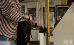 Соцсети: в Кемерове кондуктор автобуса вытряхнула на пол вещи пассажира