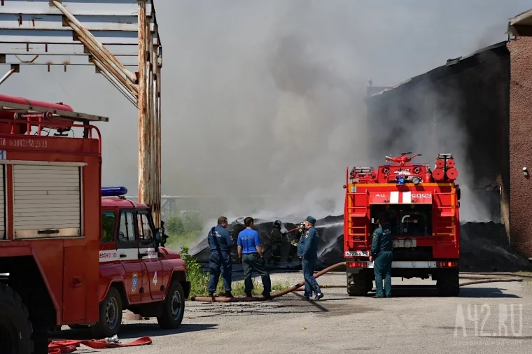 Фото: В Кемерове произошёл пожар на заводе по производству битумной крошки 17