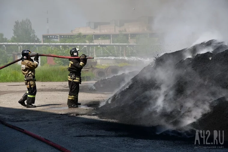 Фото: В Кемерове произошёл пожар на заводе по производству битумной крошки 20