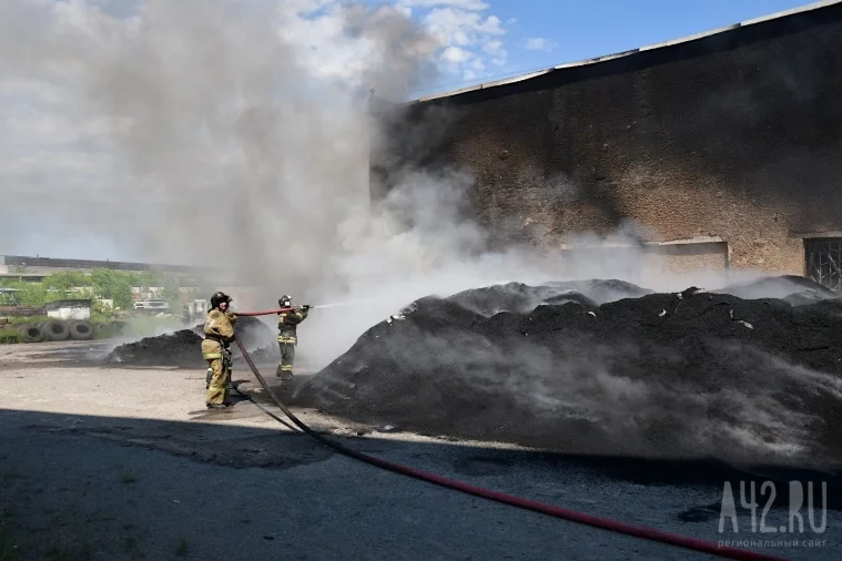 Фото: В Кемерове произошёл пожар на заводе по производству битумной крошки 19