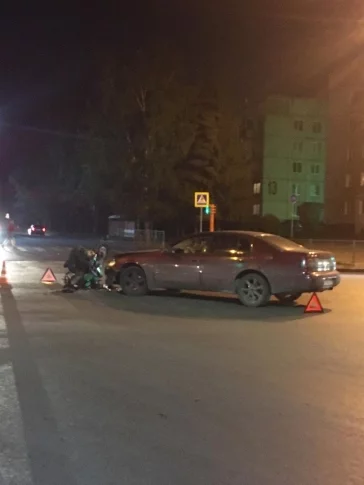Фото: В Кемерове на перекрёстке столкнулись Lexus и мотоцикл 2