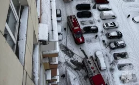 В Новокузнецке жильцы дома оказались заблокированы на 13 этаже из-за пожара
